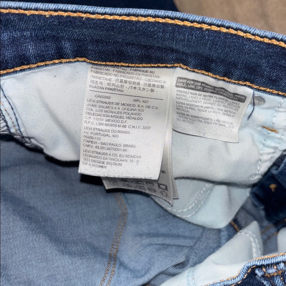 Levi’s Shaping Straight Jeans - Picture 12 of 16